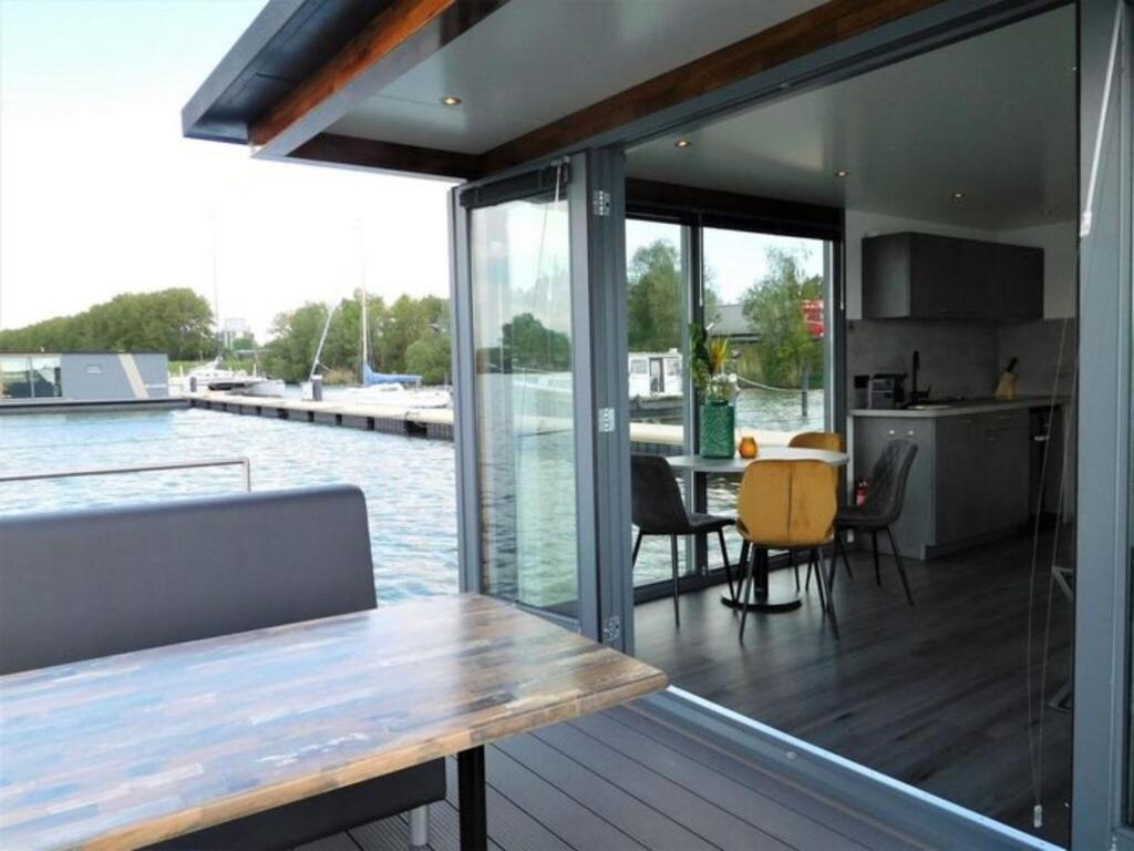 Beautiful Houseboat In The Harbour Of Volendam Near Centre Hotel Bagian luar foto